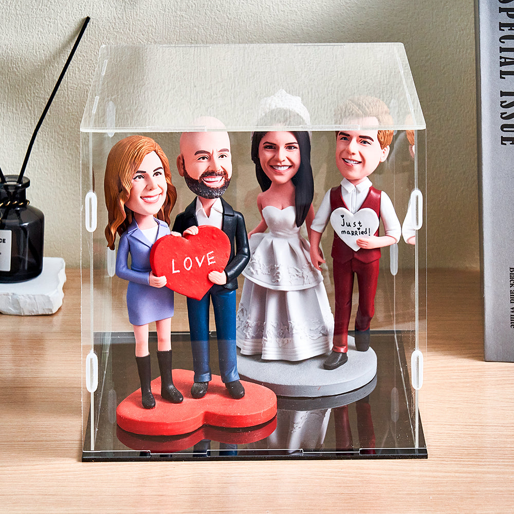 Staubdichte Acryl-Vitrine für 4 personalisierte Wackelkopf Figuren – 20 × 15 × 20 cm.