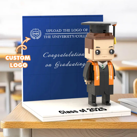 ForeverFig – Figura de ladrillo personalizada con logotipo y panel de exhibición