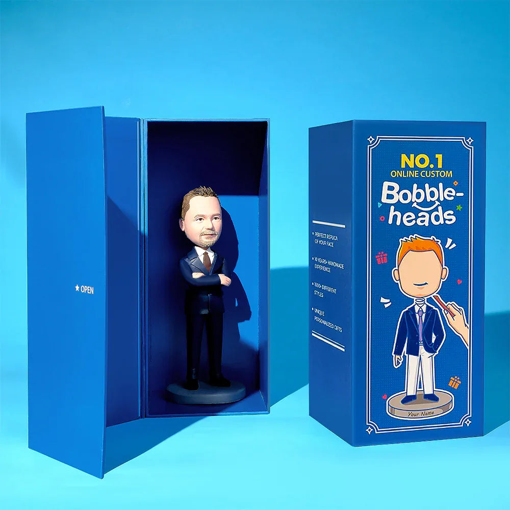 ForeverFig – Personalisierte Wackelkopf Figur Chef im grauen Anzug mit Wunschgravur - ForeverFig