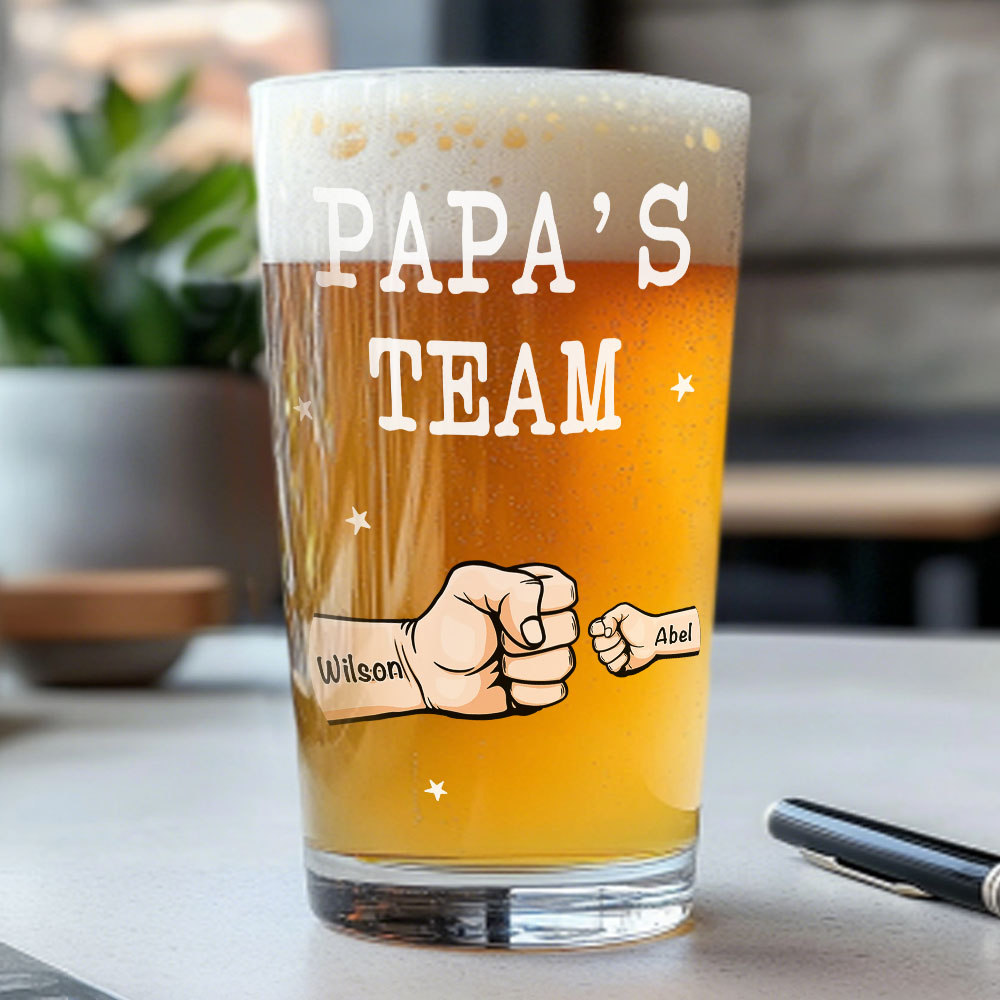 Personalisiertes Bierglas für Papa – „Drink Up Dad, We Won’t Tell Mom“
