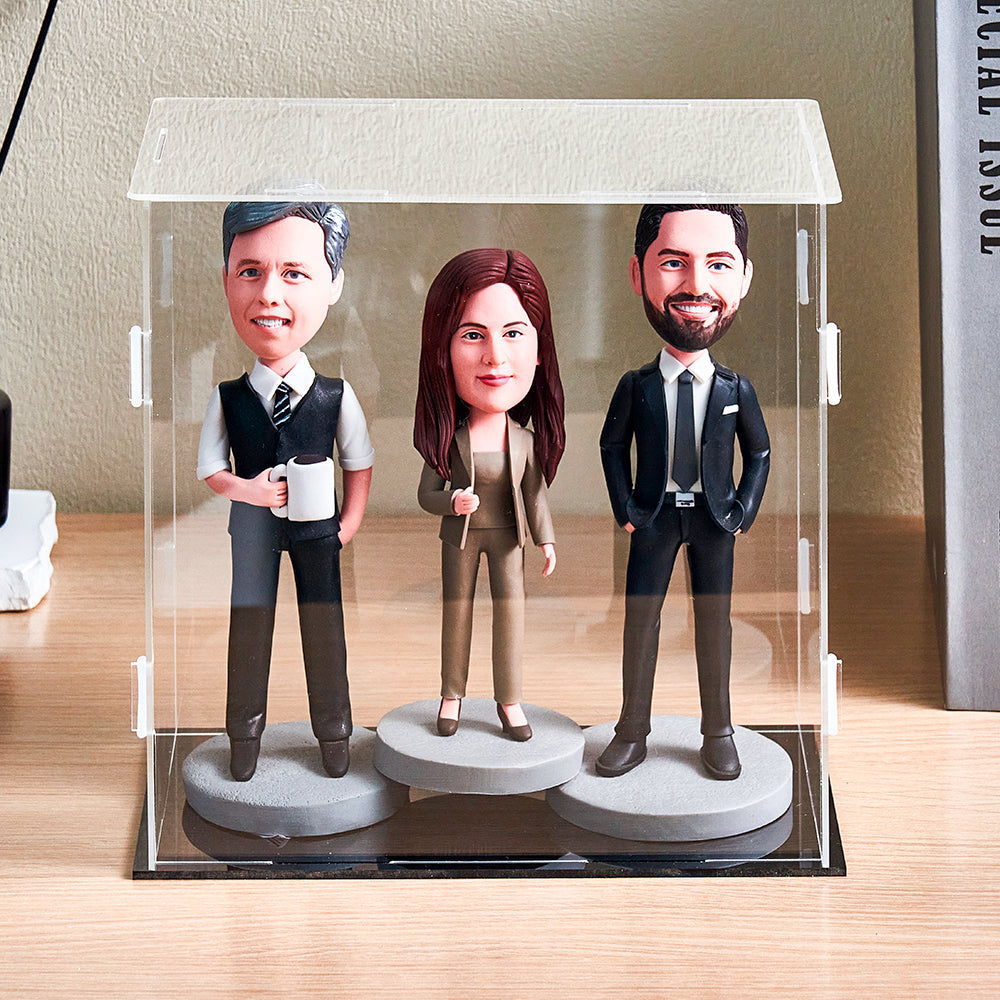 Staubdichte Acryl-Vitrine für 3 personalisierte Wackelkopf Figuren – 20 × 10 × 20 cm.