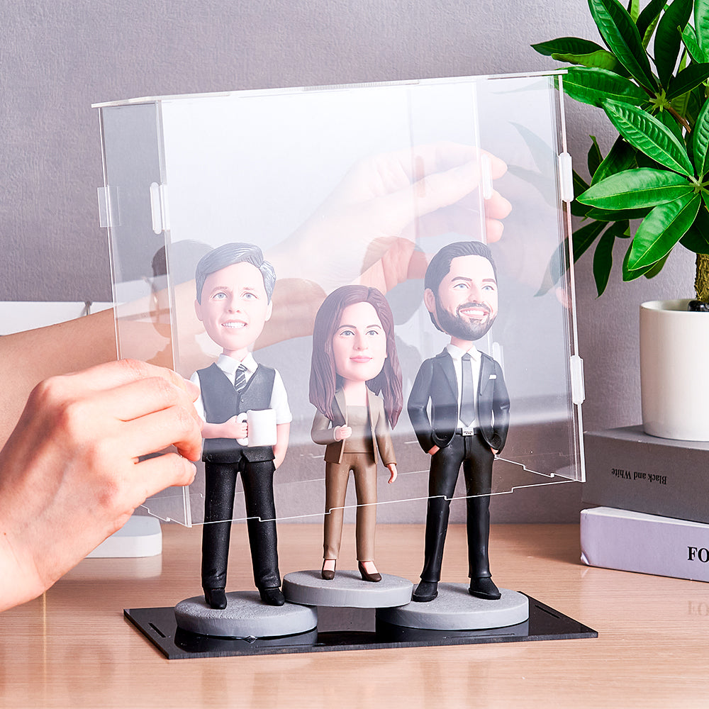 Staubdichte Acryl-Vitrine für 3 personalisierte Wackelkopf Figuren – 20 × 10 × 20 cm.
