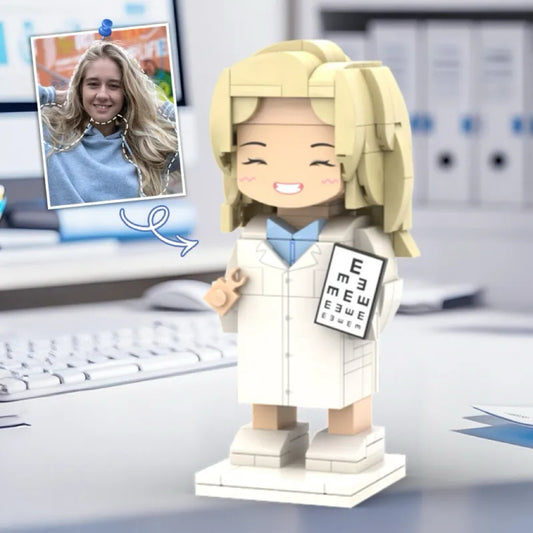 ForeverFig – Personalisierte Bausteinfigur im Doktor-Design mit Sehprobentafel