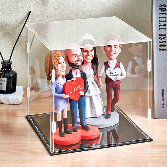 Staubdichte Acryl-Vitrine für 4 personalisierte Wackelkopf Figuren – 20 × 15 × 20 cm.