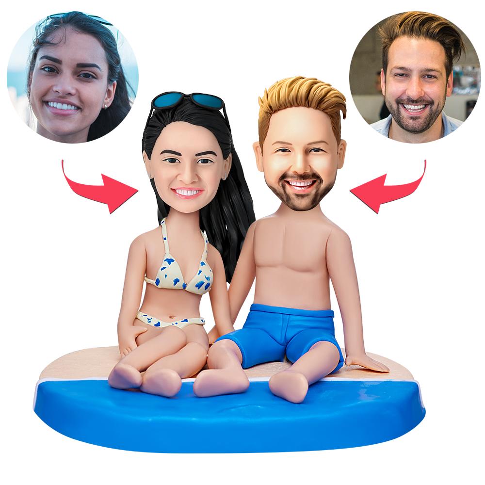 Couple Sitting On The Beach – Personalisierte Bobbleheads mit Gravur