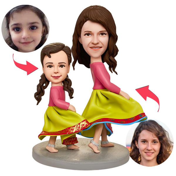Tanzende Mama mit Tochter – Personalisierte Bobblehead-Figur mit Gravur