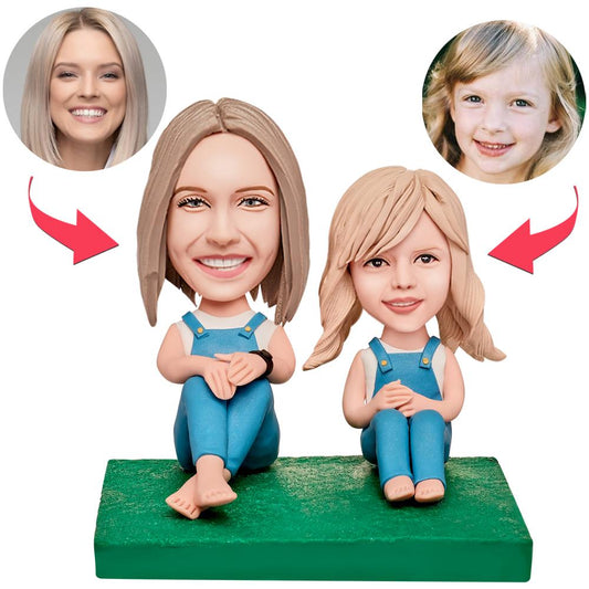 Mama und Tochter mit Hosenträgern – Personalisierte Bobblehead-Figur mit Gravur