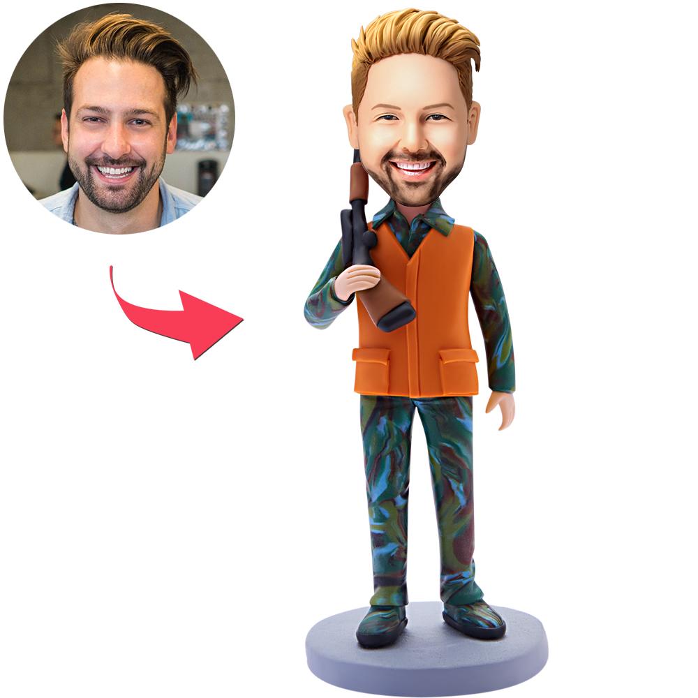 Figura cabezona de cazador personalizada con grabado: figura artesanal para aficionados a la caza.