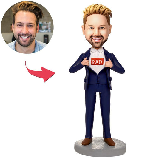 Super Dad im blauen Business-Anzug – Personalisierte Wackelkopffigur mit Gravur
