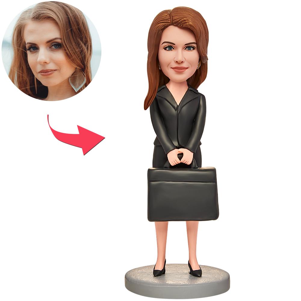 Personalisierter Bobblehead – Businessfrau im schwarzen Anzug – mit Wunschgravur.