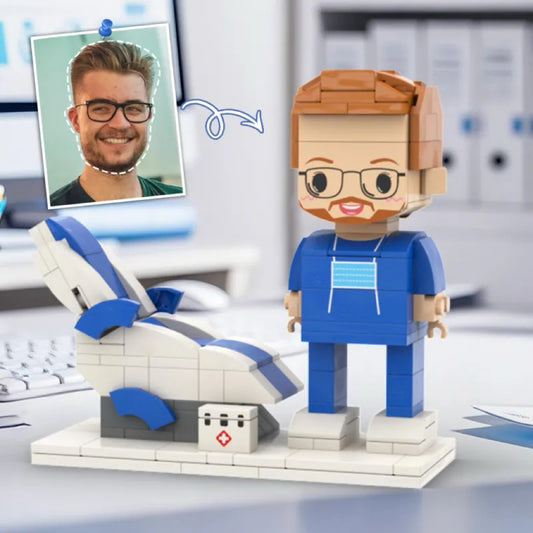ForeverFig – Personalisierte Bausteinfigur im blauen Arztkittel mit medizinischem Stuhl