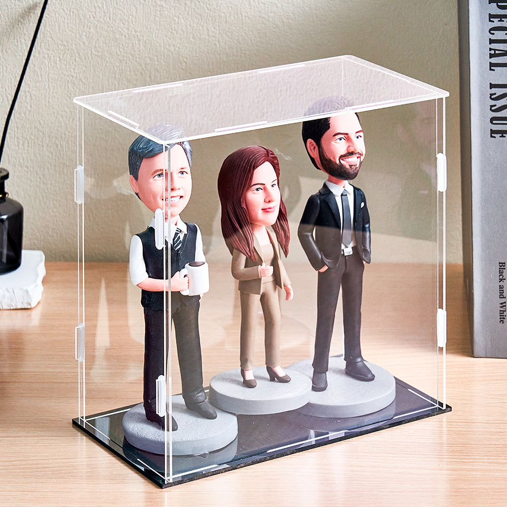 Staubdichte Acryl-Vitrine für 3 personalisierte Wackelkopf Figuren – 20 × 10 × 20 cm.
