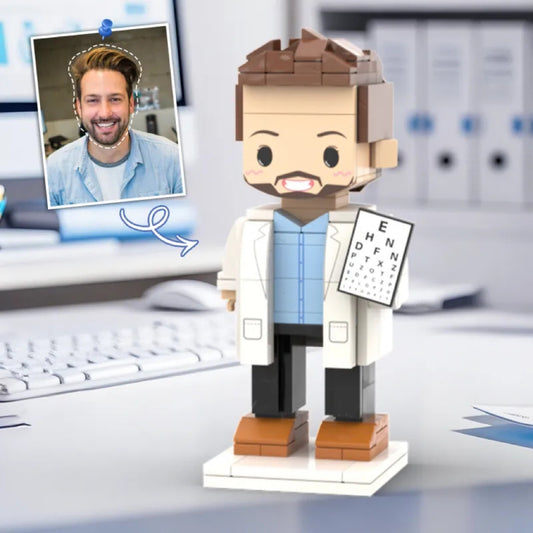 ForeverFig – Personalisierte Bausteinfigur im Doktor-Design mit Sehprobentafel
