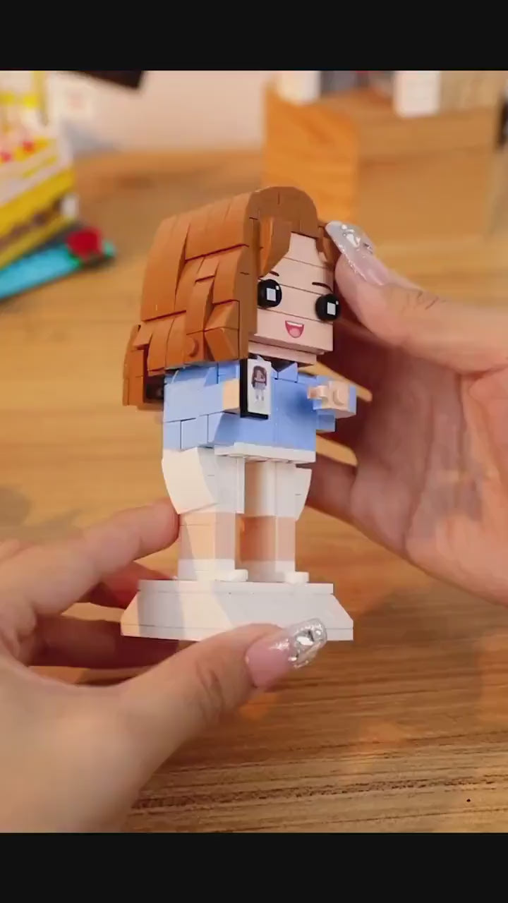 Personalisierter Wackelkopf – Chefin im weißen Anzug – mit Wunschgravur.