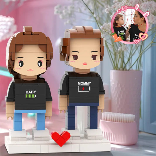 Mama &amp; Kind im Partnerlook – „Battery Low“ – Personalisierte Bausteinfiguren (2 Personen)
