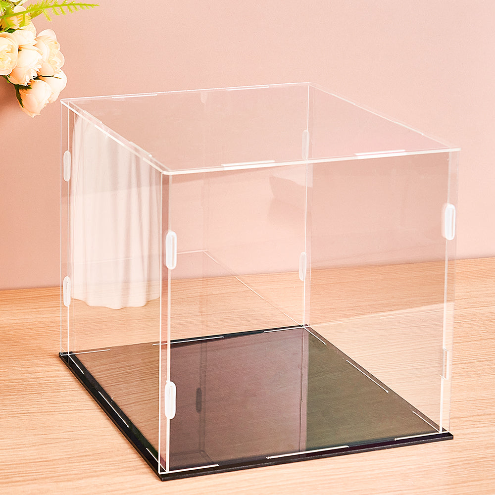 Staubdichte Acryl-Vitrine für 4 personalisierte Wackelkopf Figuren – 20 × 15 × 20 cm.