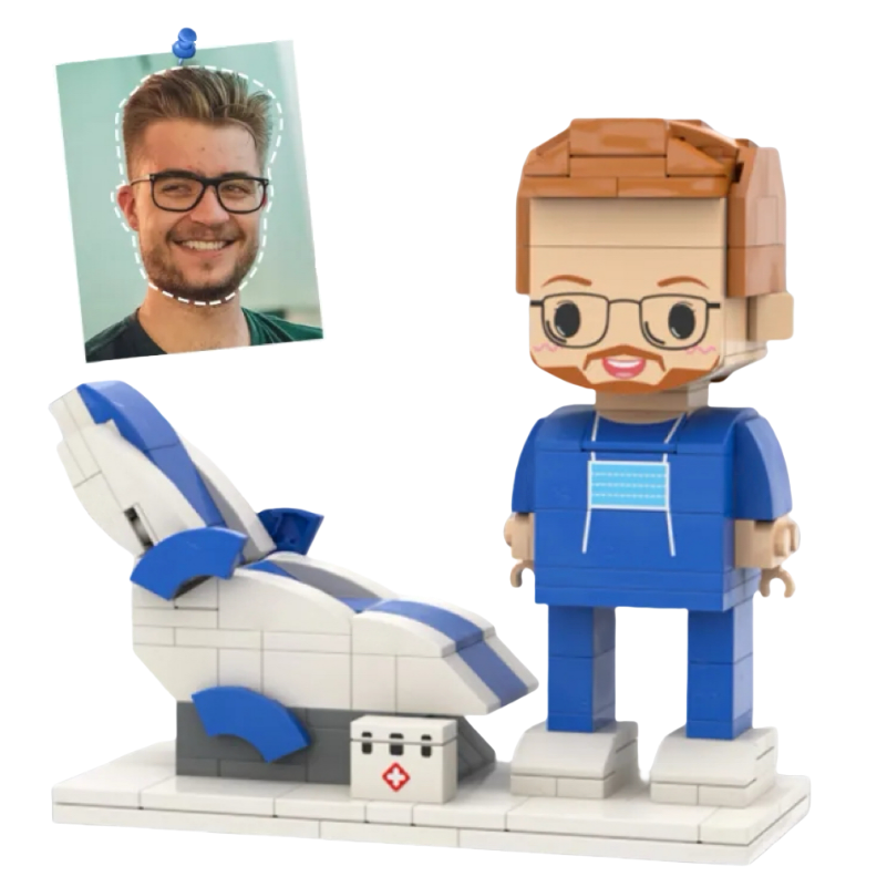 ForeverFig – Personalisierte Bausteinfigur im blauen Arztkittel mit medizinischem Stuhl