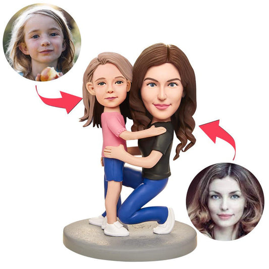 Personalisierter Bobblehead – Mutter hält ihr Kind – mit Wunschgravur.