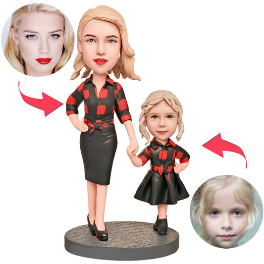 Mamá e hija con look de cuadros – Figura cabezona personalizada con grabado