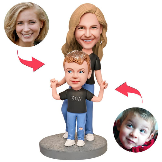 Personalisierter Bobblehead – Mutter &amp; Sohn in schwarzen Shirts – mit Wunschgravur.