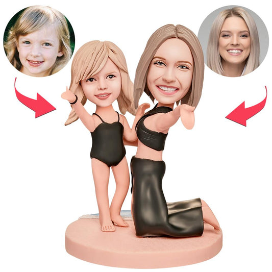 Mama und Tochter im Badeanzug – Personalisierte Bobblehead-Figur mit Gravur