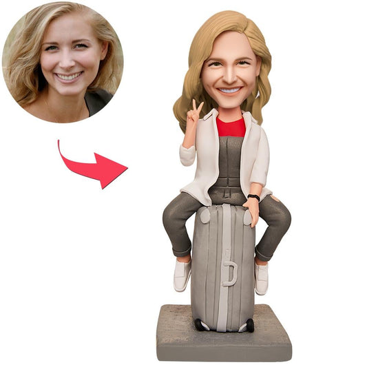 Personalisierte Wackelkopf Figur – Frau mit Koffer – mit Wunschgravur.