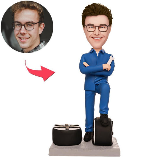 Personalisierte Wackelkopf Figur – Kfz-Mechaniker mit Wunschgravur.