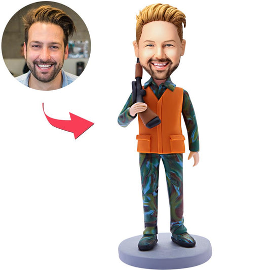 Figura cabezona de cazador personalizada con grabado: figura artesanal para aficionados a la caza.