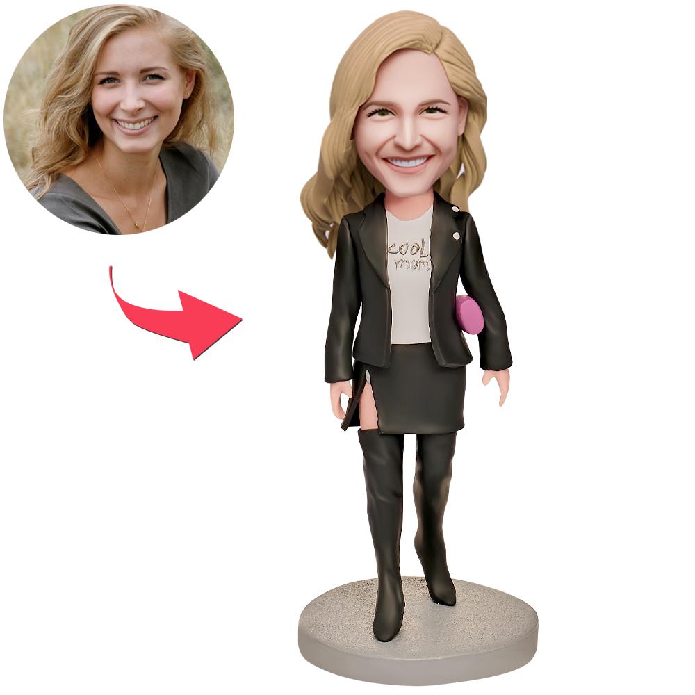 Mamá supergenial con traje negro: figura cabezona personalizada con grabado