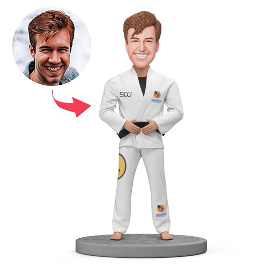 Personalisierter Wackelkopf – Karate- oder Taekwondo-Kämpfer – mit Wunschgravur.
