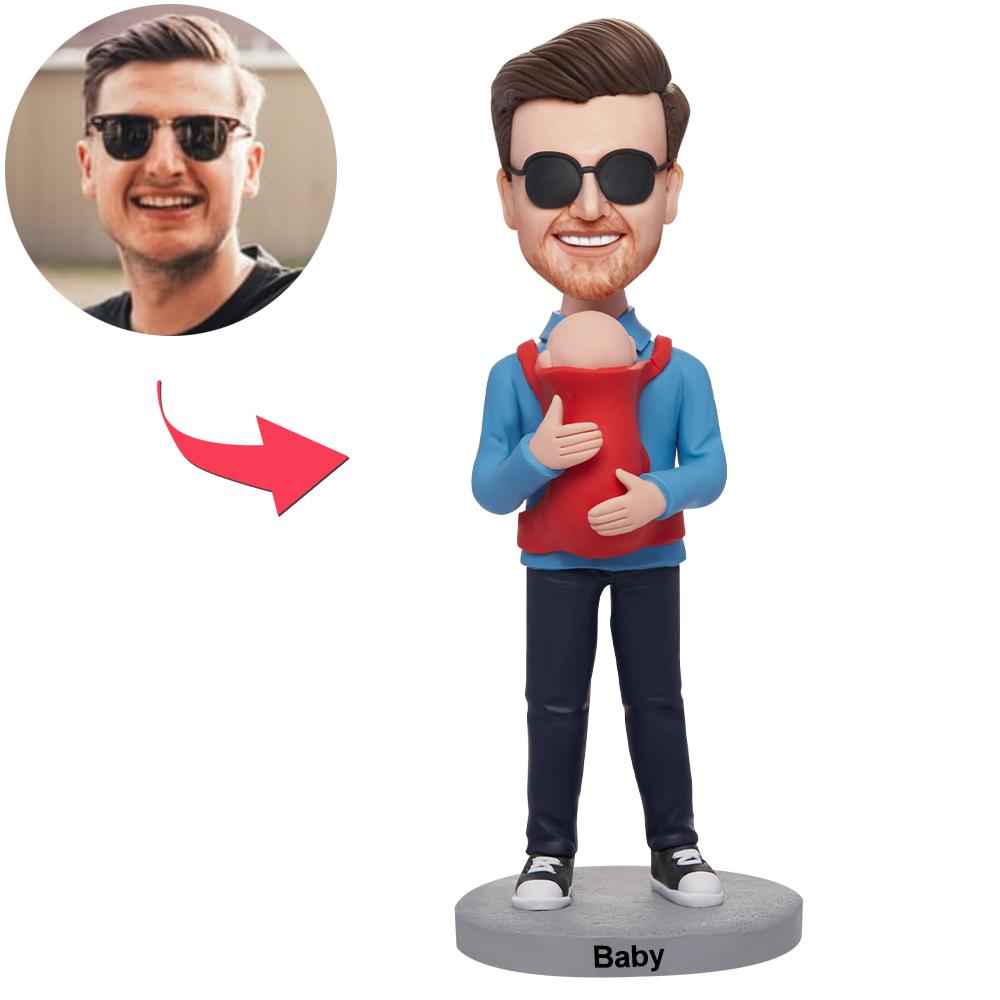 Figura cabezona personalizada: papá con bebé y grabado personalizado