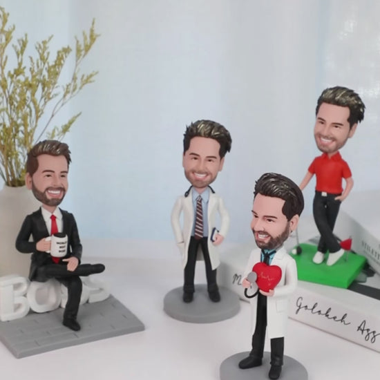 Vollständig personalisierbare Wackelkopf Figuren – 4 Personen – mit Wunschgravur.