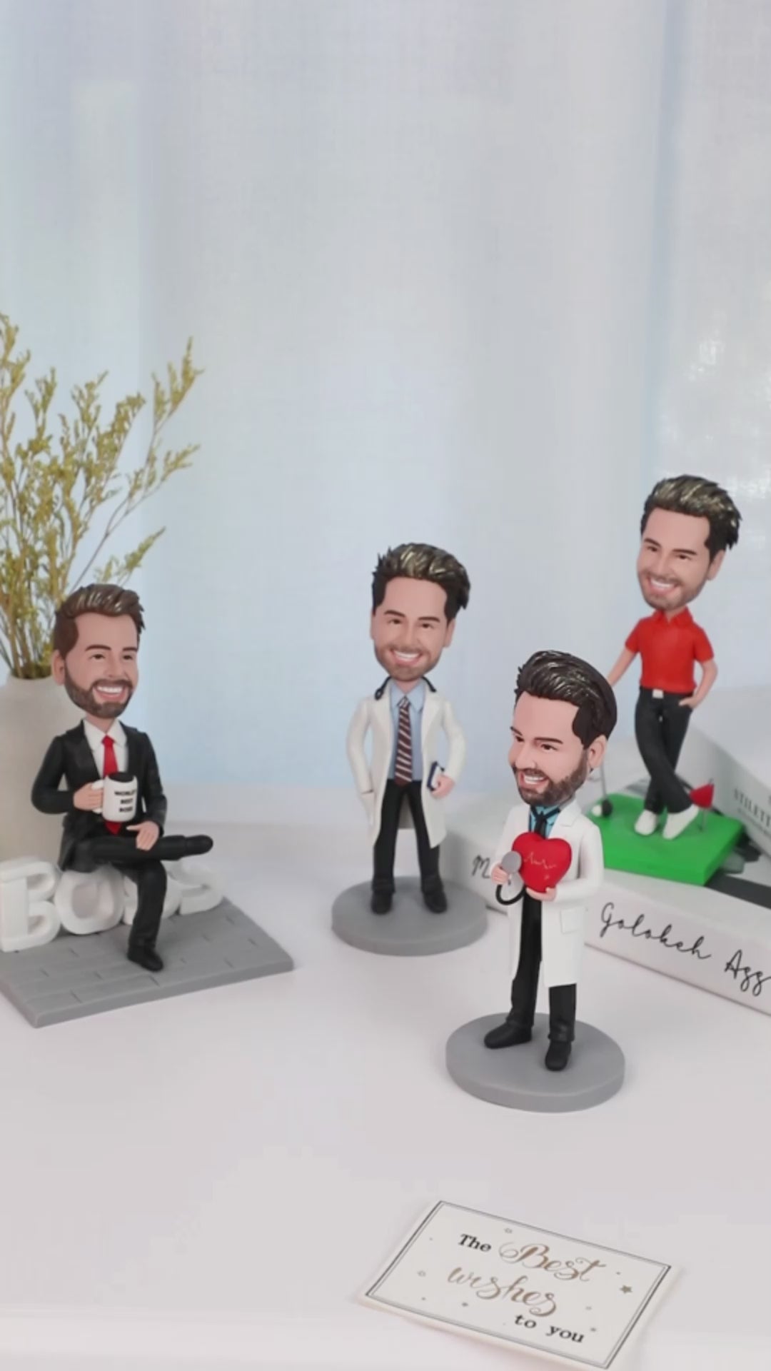 Vollständig personalisierbare Wackelkopf Figuren – 4 Personen – mit Wunschgravur.